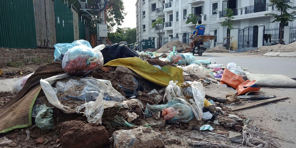 ...rác ngập cả các khu đô thị. (Ảnh: Hùng Võ/Vietnam+)