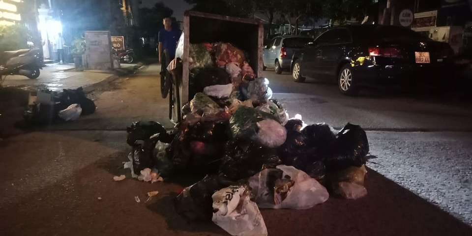 Sau hơn 4 ngày "phong tỏa" xe vào bãi rác Nam Sơn, huyện Sóc Sơn, nhiều tuyến phố nội đô Hà Nội đã ngập ngụa trong rác thải sinh hoạt mà không có người dọn dẹp.