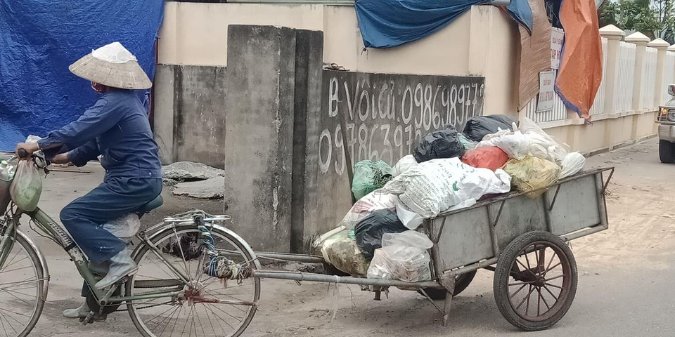 Tại xã Trung Oai, huyện Đông Anh, Hà Nội, rác được thu gom nhưng... (Ảnh: Hùng Võ/Vietnam+)