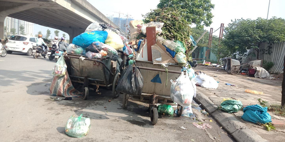 Theo ghi nhận của phóng viên Báo Điện tử VietnamPlus, tình trạng ùn ứ rác thải xảy ra nghiêm trọng nhất trên tuyến phố qua các quận Hoàng Mai, Thanh Xuân, Cầu Giấy, Nam Từ Liêm. Đặc biệt là các tuyến đường như Nguyên Xiển, Kim Giang, Đại Từ, Ngọc Hồi, Lê Đức Thọ...(Ảnh: Hùng Võ/Vietnam+)