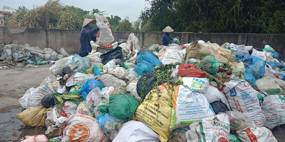 Một số huyện ngoại thành như huyện Đông Anh, Sóc Sơn, Thành Trì, tình trạng rác thải bủa vây đường làng, ngõ xóm, khiến người dân bức xúc. (Ảnh: Hùng Võ/Vietnam+)