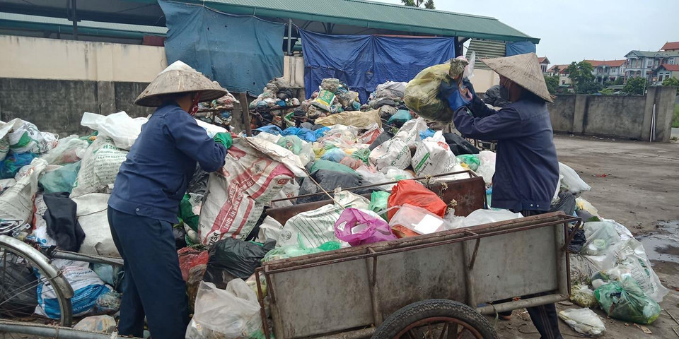 Người dân đành tập kết ở ven đường. (Ảnh: Hùng Võ/Vietnam+)