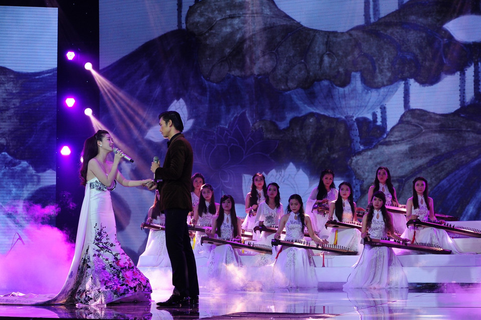 Đinh Hương-Nhan Phúc Vinh mở màn cho đêm chung kết ‘Cặp đôi hoàn hảo 2014’ với ca khúc ‘Thề nguyền.’ (Ảnh: BTC)