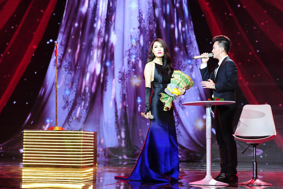 Nam Cường-Quế Vân cùng liên khúc ‘Ai khổ vì ai-Đêm cuối.’ Khác với những đêm liveshow trước đó, ở đêm chung kết, cặp đôi này không sử dụng nhiều chiêu trò khi dàn dựng tiết mục. Thay vào đó, họ đầu tư hơn cho giọng hát. (Ảnh: BTC)