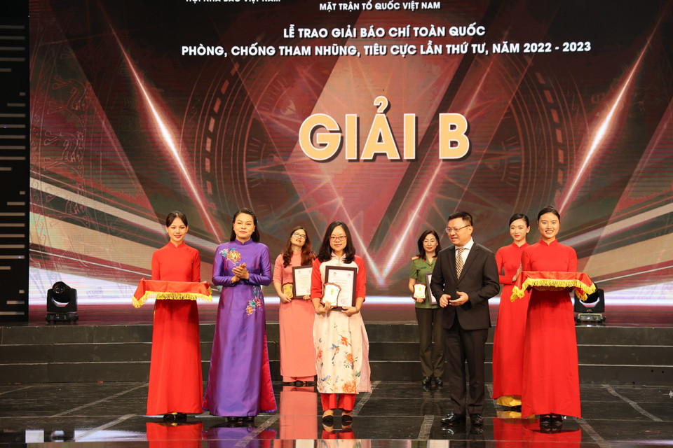 Phản ánh một trong những vấn đề nổi cộm của ngành Y tế sau đại dịch COVID-19, loạt bài của tác giả Cao Thùy Giang đã nhận về phản hồi tích cực của rất nhiều bạn đọc - chính là những bệnh nhân hay người nhà bệnh nhân đồng thời nhận được sự ủng hộ là tiếng nói của các cơ quan quản lý và sự chỉ đạo của Chính phủ. Trong ảnh là đại diện Báo Điện tử VietnamPlus lên nhận giải. (Ảnh: Minh Anh/Vietnam+)
