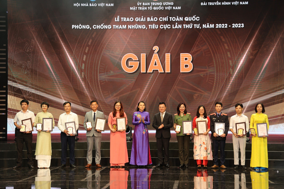 Tập thể tác giả đoạt Giải B, trong đó có loạt bài ‘‘Cơn khát thuốc điều trị, vật tư y tế: ‘Khi trăm dâu đổ đầu tằm’’’ của tác giả Cao Thùy Giang, Báo Điện tử VietnamPlus và một số tác phẩm đáng chú ý khác như loạt bài 4 ‘‘Loại bỏ việc thi đua hình thức, ‘chạy chọt’ khen thưởng’’ (Báo Sài Gòn Giải phóng), loạt 5 bài ‘‘Chống tham nhũng, tiêu cực trong lĩnh vực đăng kiểm’’ (Báo Công an Nhân dân)… (Ảnh: Minh Anh/Vietnam+)