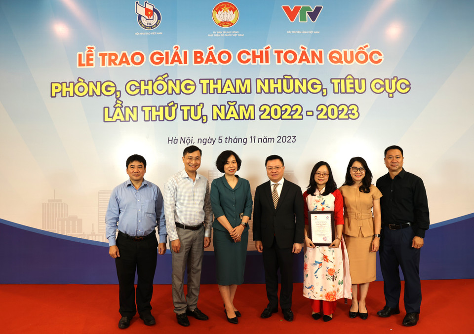 Ủy viên Trung ương Đảng, Phó trưởng Ban Tuyên giáo Trung ương, Tổng Biên tập Báo Nhân dân, Chủ tịch Hội Nhà báo Việt Nam Lê Quốc Minh và Tổng Giám đốc Thông tấn xã Việt Nam Vũ Việt Trang chụp ảnh cùng lãnh đạo, cán bộ và phóng viên Báo Điện tử VietnamPlus. (Ảnh: Minh Anh/Vietnam+)