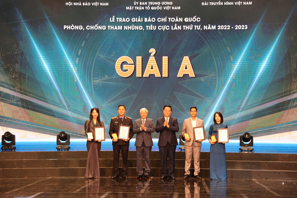 Tập thể tác giả đoạt Giải A của 4 tác phẩm: Loạt bài 5 kỳ ‘‘Vụ phá rừng tự nhiên’’ ở Bắc Kạn (Báo Bảo vệ Pháp luật); ‘‘Ngang nhiên 'phân lô' mua bán đất nghĩa trang trái phép tại Hà Nội’’ (Báo Điện tử Nhà báo và Công luận); Loạt 3 bài ‘‘Thuốc nào trị ‘bệnh sợ sai?’’’ (phát thanh trên Đài Tiếng nói Việt Nam); và Phim tài liệu 5 tập ‘‘Không lùi bước’’ (Đài Truyền hình Việt Nam). (Ảnh: Minh Anh/Vietnam+)