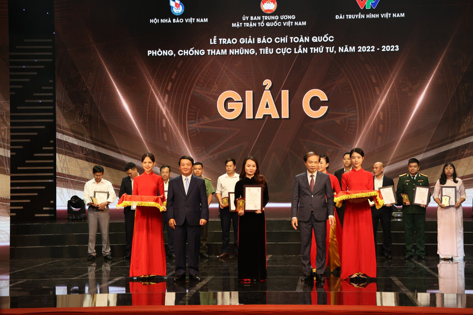 Thông tấn xã Việt Nam vinh dự có thêm một giải C cho loạt chương trình: ‘Tảng băng trôi Việt Á – Bài học về công tác cán bộ’’ của nhóm tác giả Quang Vũ-Lan Anh, Truyền hình Thông tấn. (Ảnh: Minh Anh/Vietnam+)