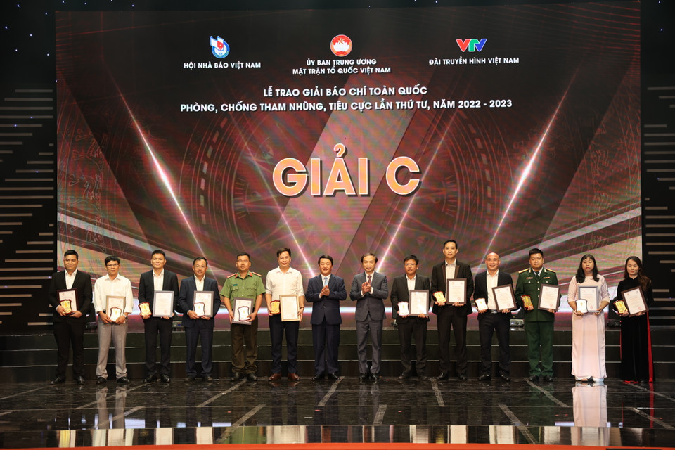 Một số tác giả đoạt Giải C Giải Báo chí Toàn quốc Phòng, Chống Tham nhũng, Tiêu cực lần thứ Tư. (Ảnh: Minh Anh/Vietnam+)
