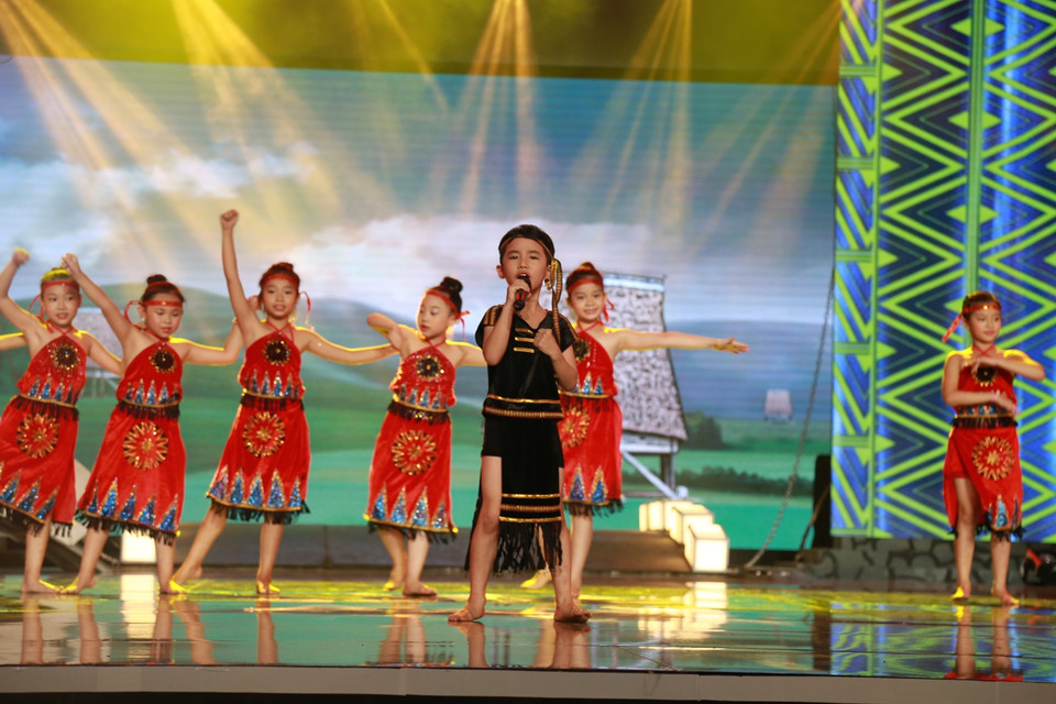 Cậu bé đã thể hiện được giọng hát khỏe khoắn và khả năng trình diễn khá ấn tượng với ‘Tiếng chim trong vườn Bác.’ (Ảnh: BTC)