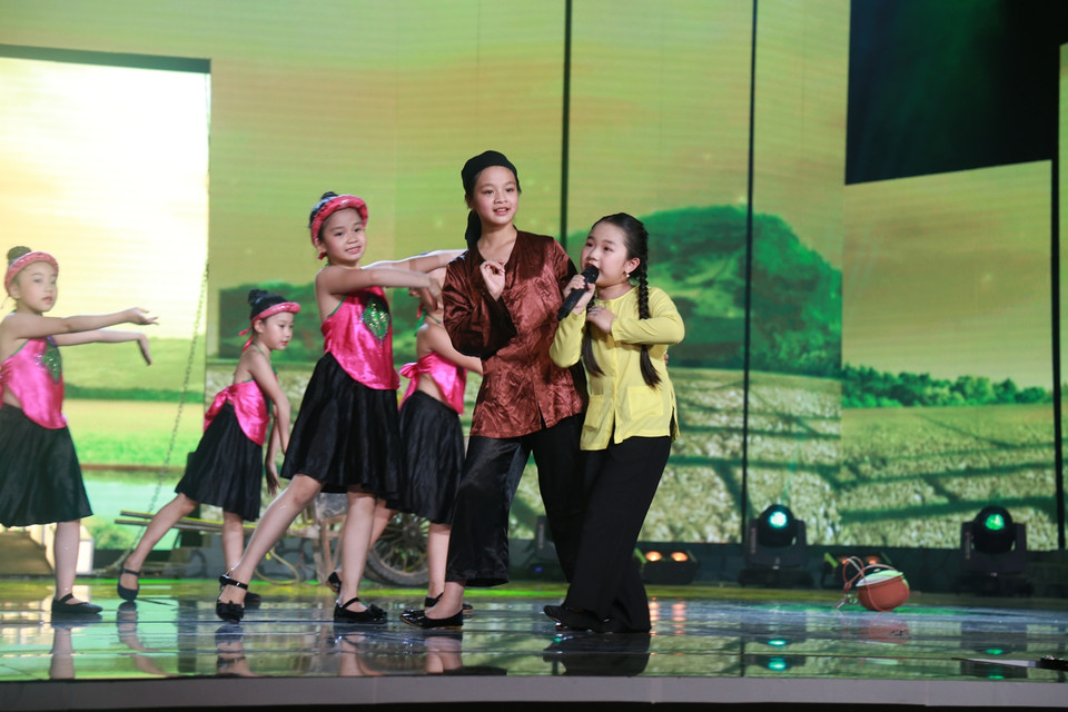 Dù đôi chỗ còn khá ‘run’ nhưng tiết mục ‘Đưa cơm cho mẹ đi cày’ đã mang lại nhiều cảm xúc sâu lắng cho khán giả. (Ảnh: BTC)
