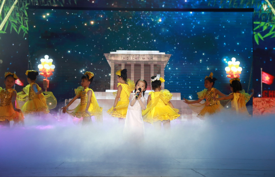 Mai Anh dịu dàng trong tà áo dài trắng với ca khúc ‘Tre ngà bên lăng Bác.’ Cách hát du dương đã đem lại cho người nghe cảm giác lời ca hòa trong tiếng gió rì rào của rặng tre bên lăng Bác. (Ảnh: BTC)