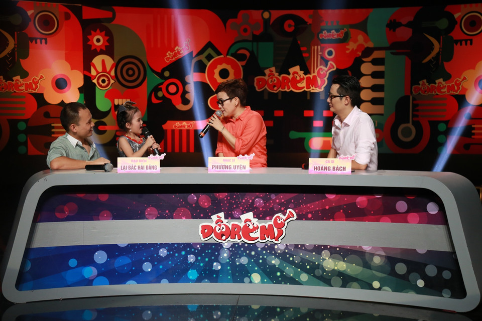 Những màn đối đáp hồn nhiên của cô bé với cựu thành viên nhóm ‘Ba con mèo’ - ca sỹ Phương Uyên. (Ảnh: BTC)