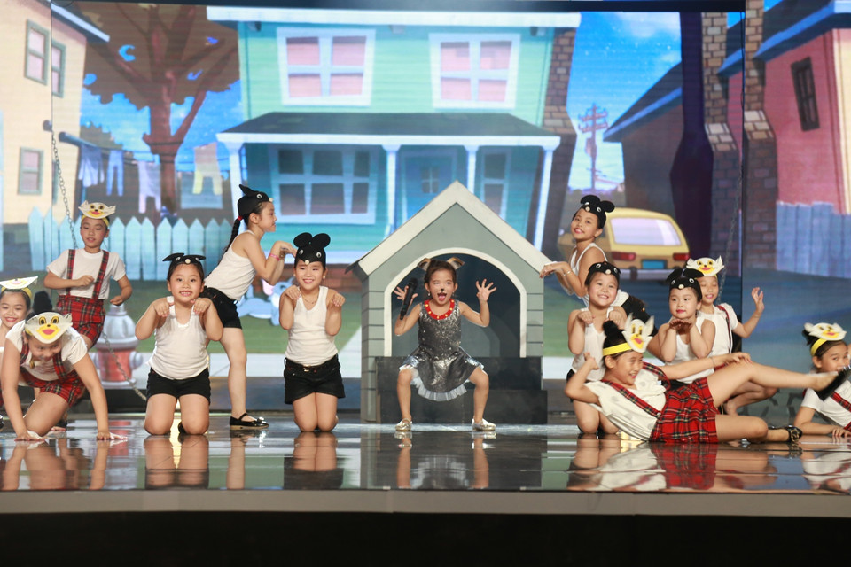 ‘Con mèo hư’ sôi động, ngộ nghĩnh qua phần trình diễn của Kiều Trang và đội phụ họa. Cô bé đã khiến khán giả và ban giám khảo thích thú với hình ảnh ‘con mèo hư, lười rửa mặt’ trên sân khấu. (Ảnh: BTC)