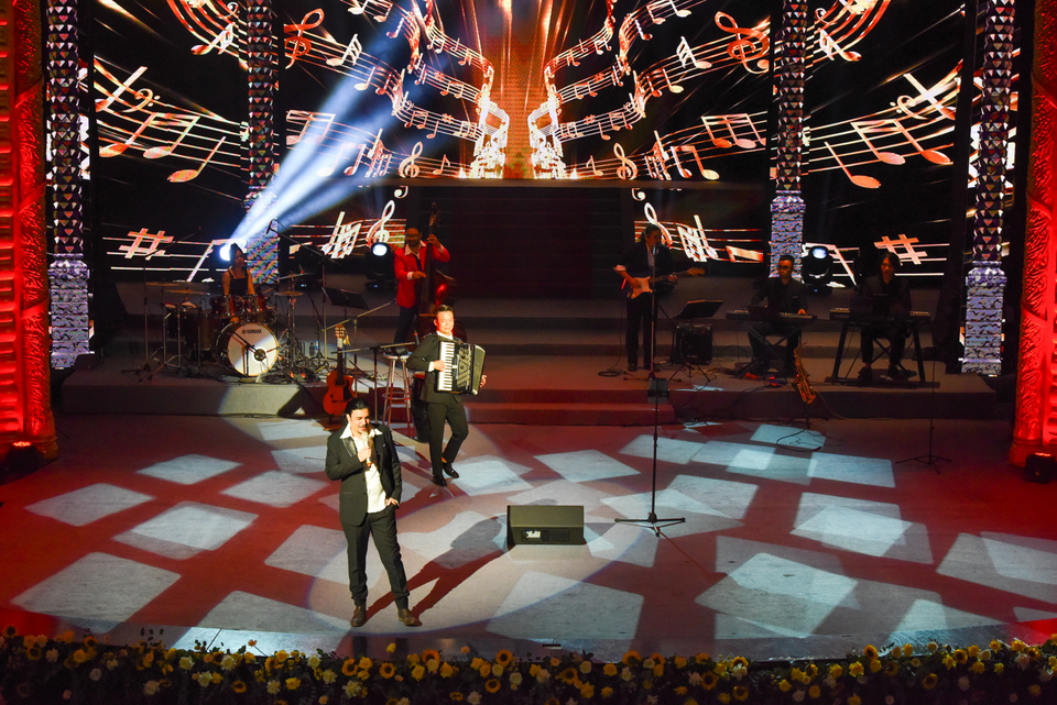 Nghệ sỹ trẻ Tora (Việt Nam, chơi trống) chia sẻ rằng cô rất vui khi được biểu diễn cùng các nghệ sỹ Việt Nam và Pháp rất tài năng và nổi tiếng. Điều kiện chống dịch khiến ban nhạc gặp nhiều khó khăn khi tập luyện. (Ảnh: PV/Vietnam+)