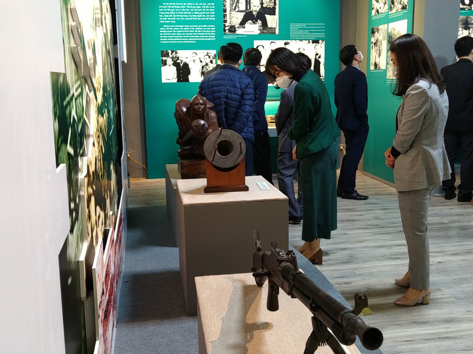 Trưng bày là sự kiện có ý nghĩa quan trọng góp phần khẳng định, làm sâu sắc thêm vị trí, tầm vóc, giá trị lịch sử của Ngày Toàn quốc kháng chiến và chiến khu Việt Bắc - Thủ đô gió ngàn; khẳng định vai trò lãnh đạo đúng đắn, sáng suốt của Đảng, Chủ tịch Hồ Chí Minh và đóng góp của các tầng lớp nhân dân trong cuộc kháng chiến bảo vệ độc lập, tự do của dân tộc. (Ảnh: Minh Thu/Vietnam+)