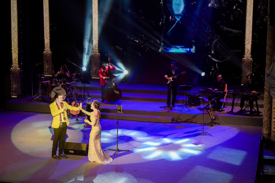 David Kenjah song ca cùng Hồng Ngọc trong một ca khúc do anh sáng tác trong thời gian sống tại Việt Nam. (Ảnh: PV/Vietnam+)