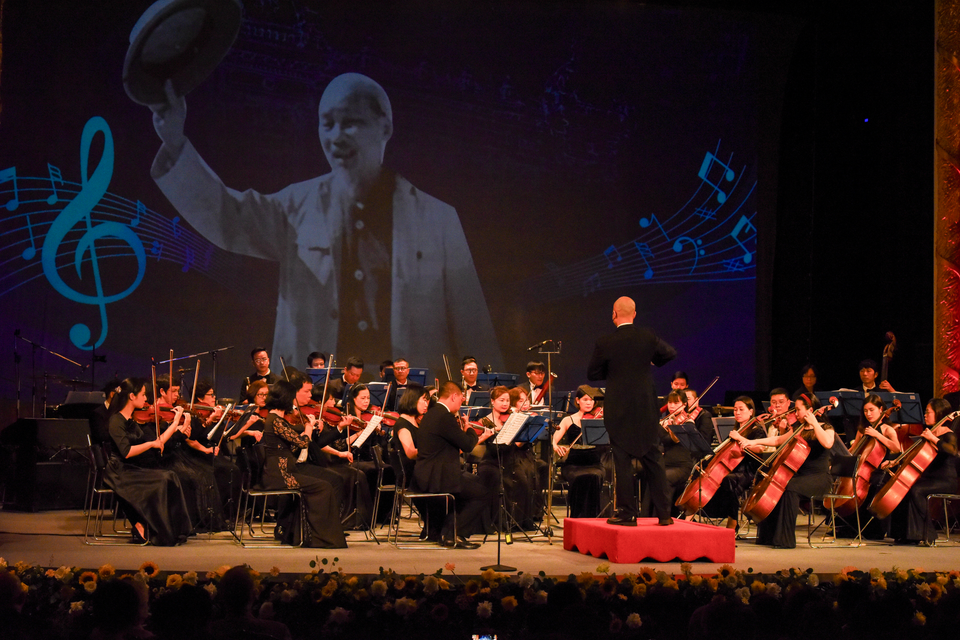 Nhà hát Lớn Hà Nội là nơi Quốc hội đầu tiên của nước Việt Nam độc lập nhóm họp và thông qua Hiến pháp năm 1946, bản Hiến pháp đầu tiên của nước Việt Nam Dân chủ Cộng hòa; ngày 24/11/1946 Chủ tịch Hồ Chí Minh đã tới dự Hội nghị Văn hóa toàn quốc lần thứ nhất cũng được tổ chức tại đây. Tại Hội nghị này, Người đã khẳng định: ''Văn hóa phải soi đường cho quốc dân đi.'' Nhà hát Lớn Hà Nội còn là nơi khai sinh và tôn vinh kịch nghệ cùng sân khấu Việt Nam. (Ảnh: PV/Vietnam+)