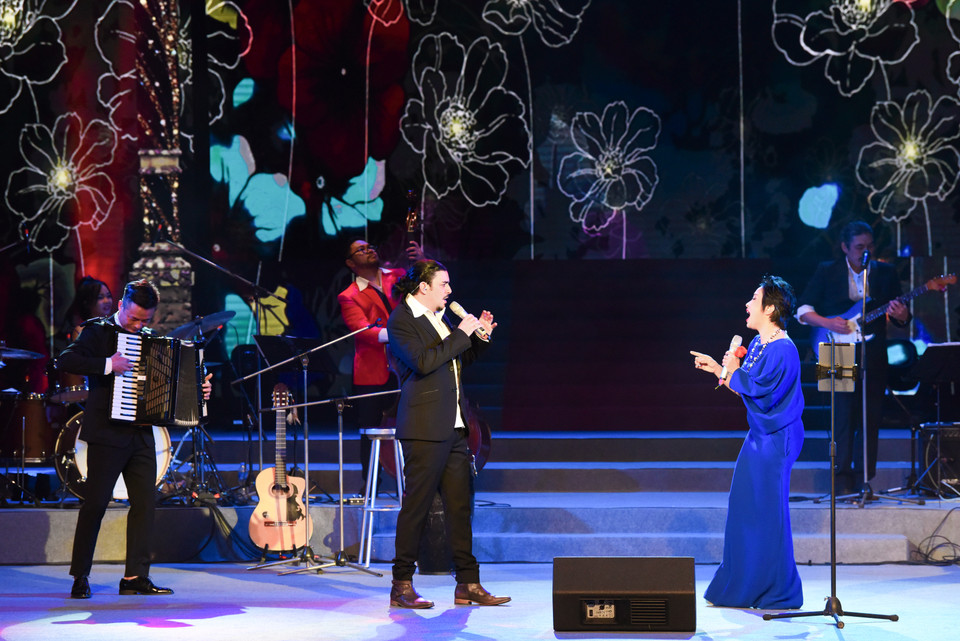 David Kenja song ca cùng Mỹ Linh. (Ảnh: CTV/Vietnam+)