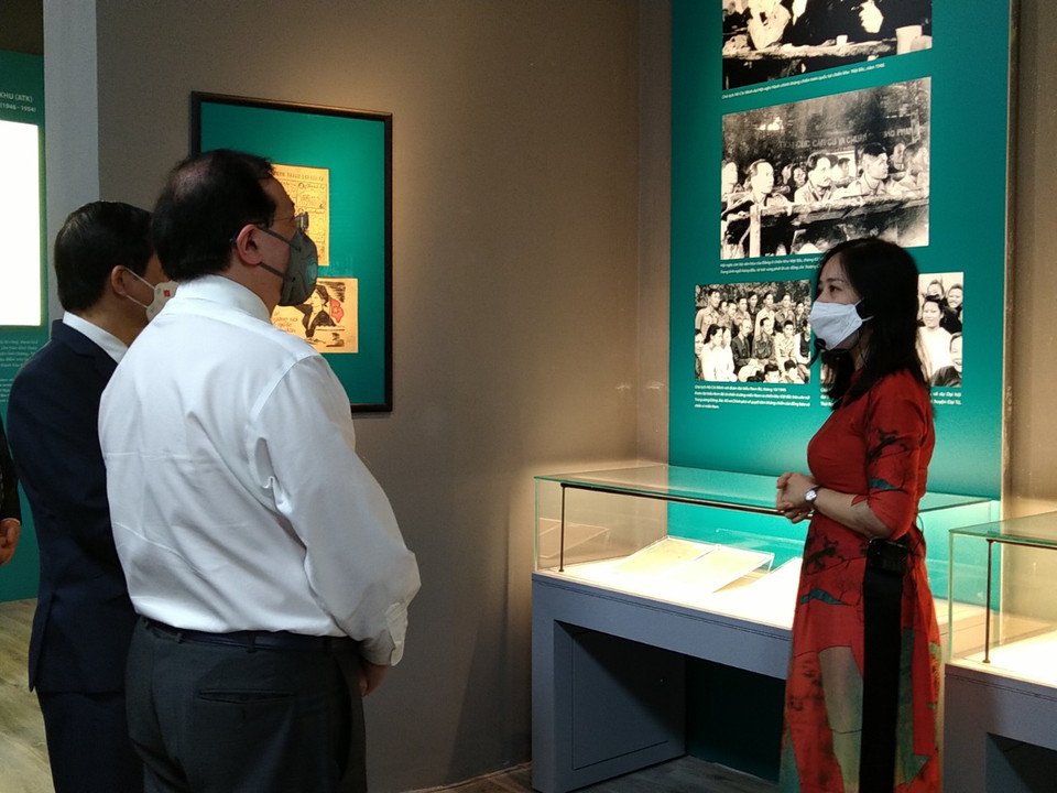 Phát biểu khai mạc, Giám đốc Bảo tàng Lịch sử quốc gia Nguyễn Văn Đoàn cho biết đây là dịp giúp công chúng ôn lại những năm tháng chiến đấu anh dũng của quân và dân ta trong cuộc kháng chiến chống thực dân Pháp xâm lược dưới sự lãnh đạo của Đảng, Chủ tịch Hồ Chí Minh; góp phần củng cố niềm tin của nhân dân vào sự lãnh đạo của Đảng; cổ vũ, động viên các tầng lớp nhân dân phát huy tinh thần đại đoàn kết dân tộc, ý chí cách mạng, quyết tâm vượt qua mọi khó khăn, thách thức, đẩy mạnh toàn diện công cuộc đổi mới đất nước, thực hiện thắng lợi Nghị quyết Đại hội XIII của Đảng. (Ảnh: Minh Thu/Vietnam+)