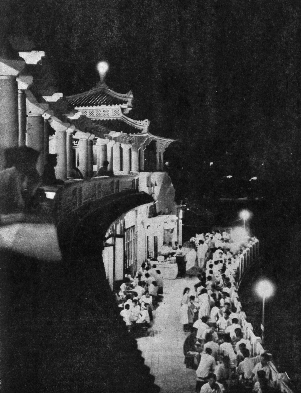 Nhà Thủy Tạ bên hồ.