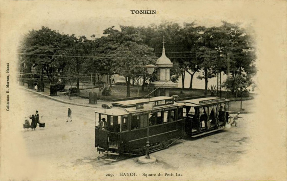 Quảng trường Hồ Gươm thế kỷ 19 với tàu điện leng keng.