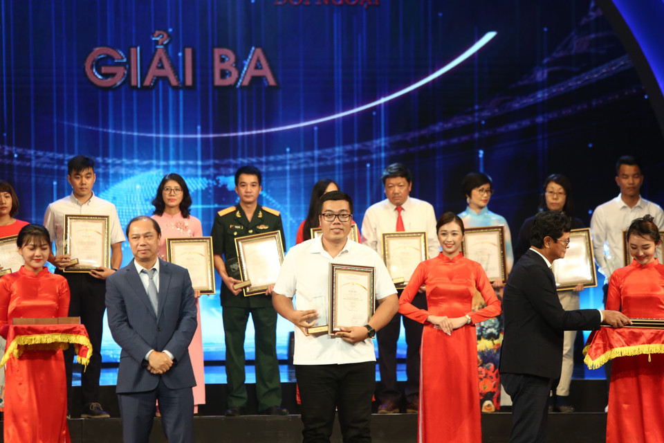 Phóng viên Lê Minh Sơn, Báo Điện tử VietnamPlus nhận Giải Ba với tác phẩm 'Đại lễ Phật đản Vesak 2019: Thông điệp về một thế giới hòa bình, yêu thương.' (Ảnh: Tá Hiển/Vietnam+)