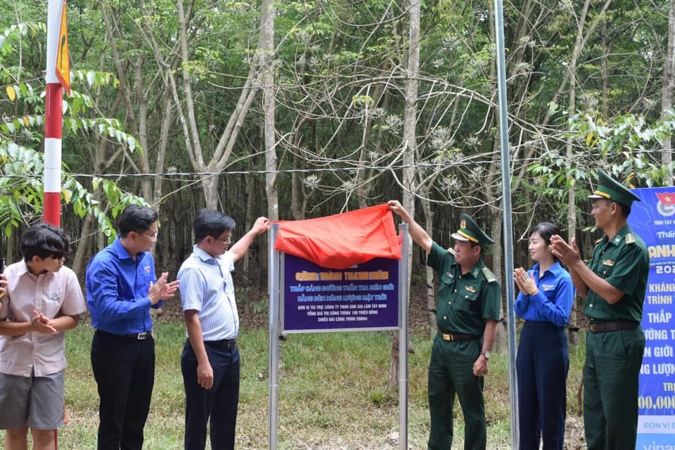 4. Công trình “Thắp sáng đường quê, thắp sáng đường tuần tra biên giới và Đường cờ Tổ quốc” do Tỉnh đoàn Tây Ninh đề xuất, các đơn vị cơ sở Đoàn tỉnh Tây Ninh triển khai. (Ảnh: PV/Vietnam+)