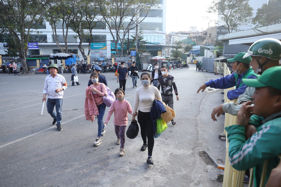 Tại bến xe Giáp Bát khả quan hơn, lượng người đổ về không quá đông. (Ảnh: PV/Vietnam+)
