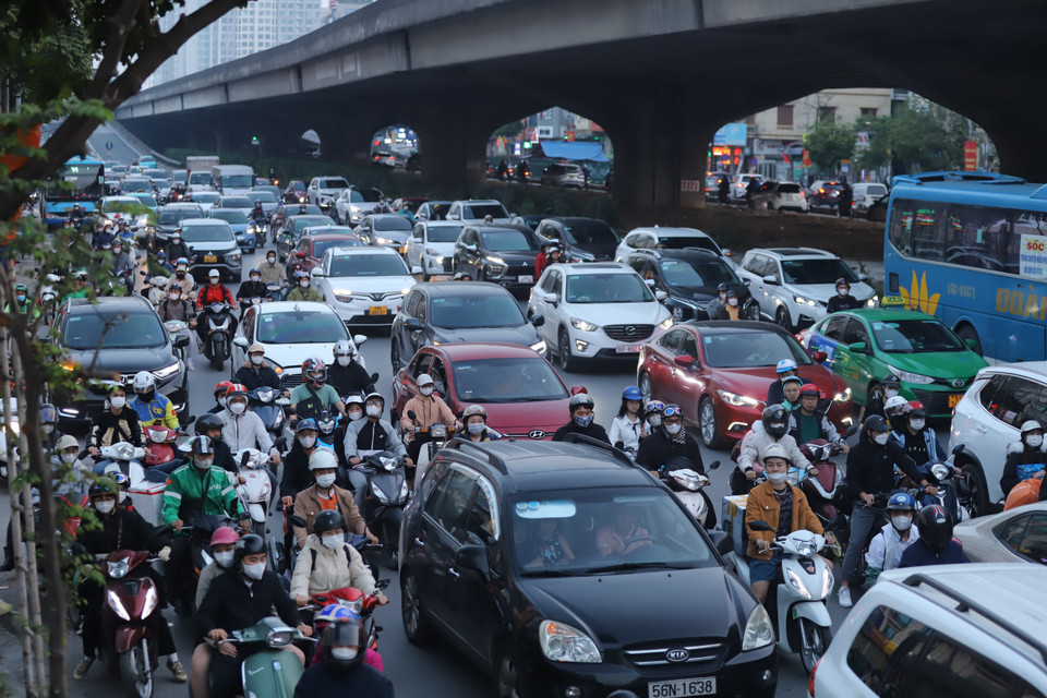 Đường Nguyễn Xiển đoạn gần ngã tư Khuất Duy Tiến khá đông nhưng chưa đông như giờ tan tầm mọi ngày. (Ảnh: PV/Vietnam+)