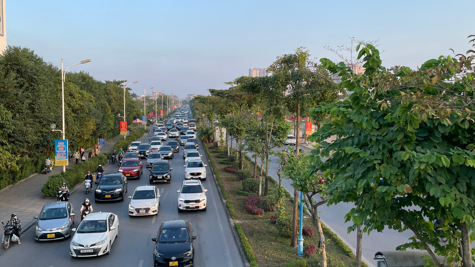 Trên đường Cổ Linh, tình hình giao thông khả quan hơn, có sự điều tiết của lực lượng chức năng. (Ảnh: PV/Vietnam+)