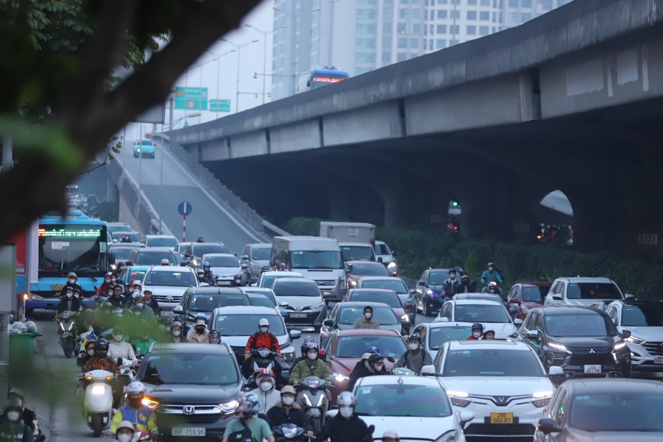 Ghi nhận quanh thời điểm 17 giờ 30, các phương tiện di chuyển chậm nhưng chưa ghi nhận tắc đường. (Ảnh: PV/Vietnam+)
