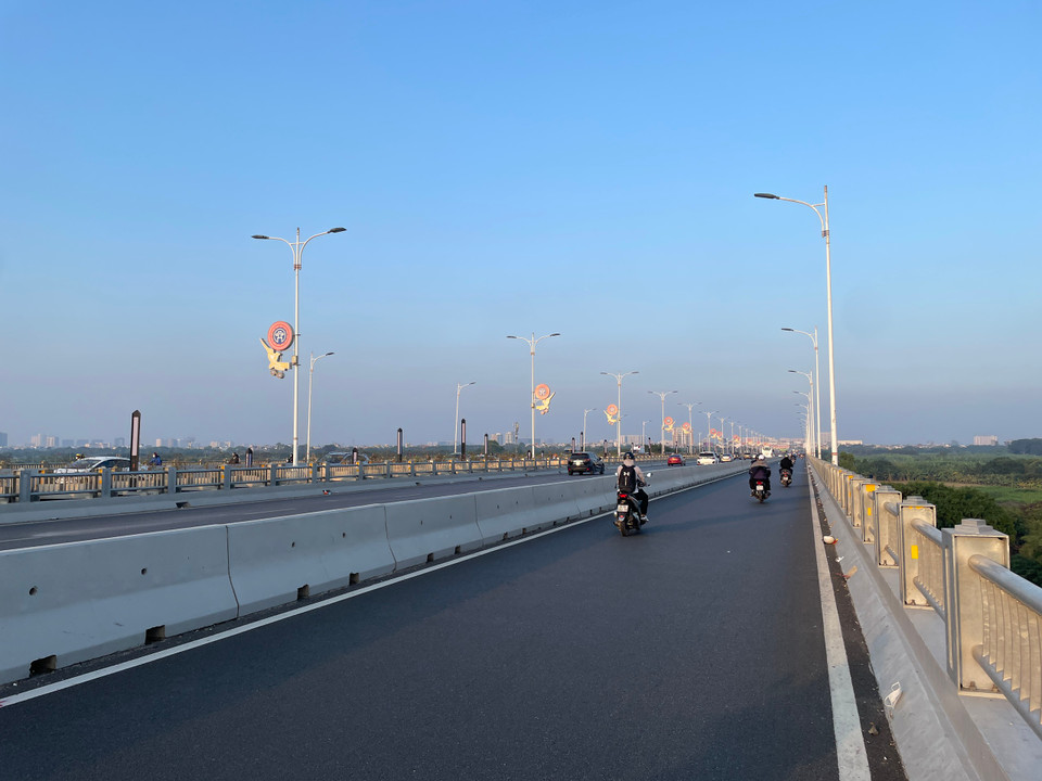 Cầu Vĩnh Tuy 1 (hướng vào trung tâm thành phố) vắng vẻ, ghi nhận lúc 17 giờ. (Ảnh: PV/Vietnam+)