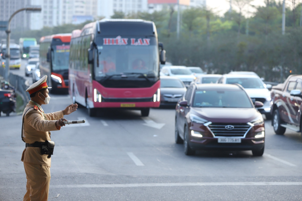 Vào khoảng 16 giờ 30, điểm cuối cao tốc Pháp Vân-Cầu Giẽ hướng vào trung tâm không quá đông, xe di chuyển không khó khăn. (Ảnh: PV/Vietnam+)