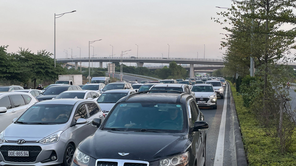 Ghi nhận lúc 17 giờ, lượng xe đổ về lớn và trong thời gian ngắn nên gây hiện tượng ùn tại các cửa ngõ. (Ảnh: PV/Vietnam+)