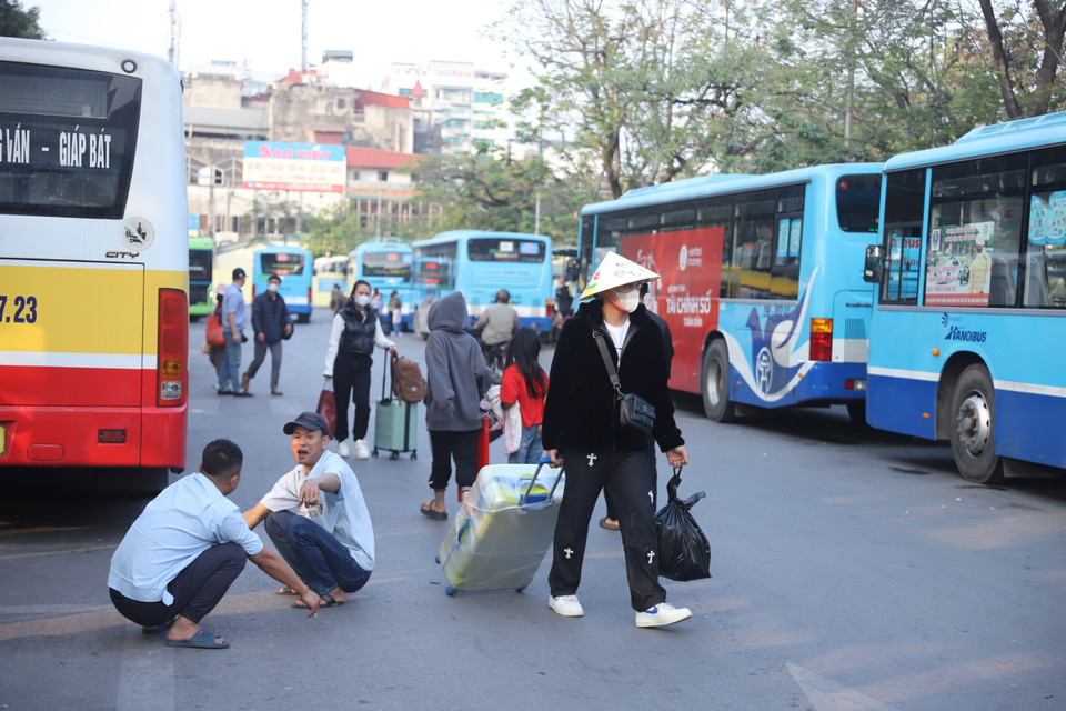 Người dân trở lại thành phố để sẵn sàng tuần làm việc mới. (Ảnh: PV/Vietnam)