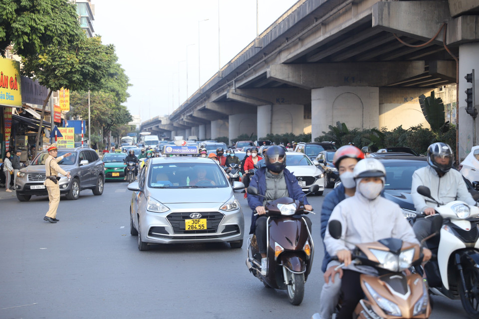 Lực lượng cảnh sát giao thông đã túc trực để điều tiết, giao thông đông dần từ 16 giờ. (Ảnh: PV/Vietnam+)