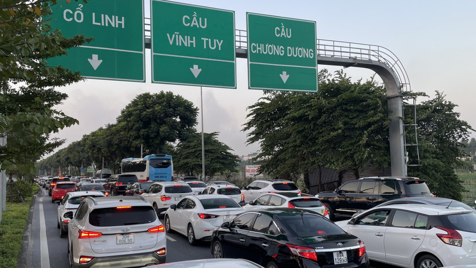 Có hiện tượng ùn tại lối ra khỏi cao tốc Hà Nội-Hải Phòng hướng vào trung tâm. (Ảnh: PV/Vietnam+)