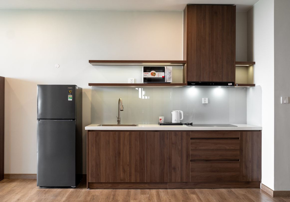 Khu vực bếp trang bị sẵn tủ lạnh. (Ảnh: PV/Vietnam+)