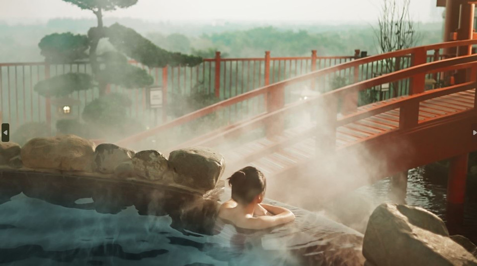 Sinh viên và người thân được sử dụng dịch vụ ưu đãi tại Mori Onsen - khu phức hợp khoáng nóng phong cách Nhật Bản rộng 2.000m2 trong khu Swanlake Residences. (Ảnh: PV/Vietnam+)