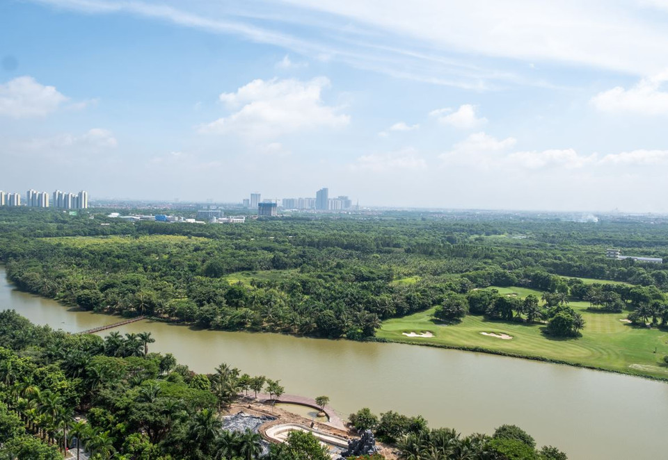 Trường Đại học Anh quốc Việt Nam (BUV) vừa chính thức đưa vào hoạt động khu ký túc xá là một mặt sàn riêng biệt trong Tòa căn hộ Swanlake Residences R2, gần kề công viên trung tâm Hồ Thiên Nga, khu đô thị Ecopark (huyện Văn Giang, tỉnh Hưng Yên). Tòa nhà Ký túc xá ôm sát công viên Hồ Thiên Nga, có hai cầu đi bộ kết nối vào công viên giúp điều hòa không khí trong lành. (Ảnh: PV/Vietnam+)