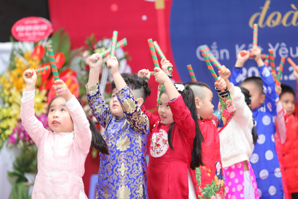 Không khí được khuấy động bởi các màn văn nghệ dễ thương. (Ảnh: PV/Vietnam+)