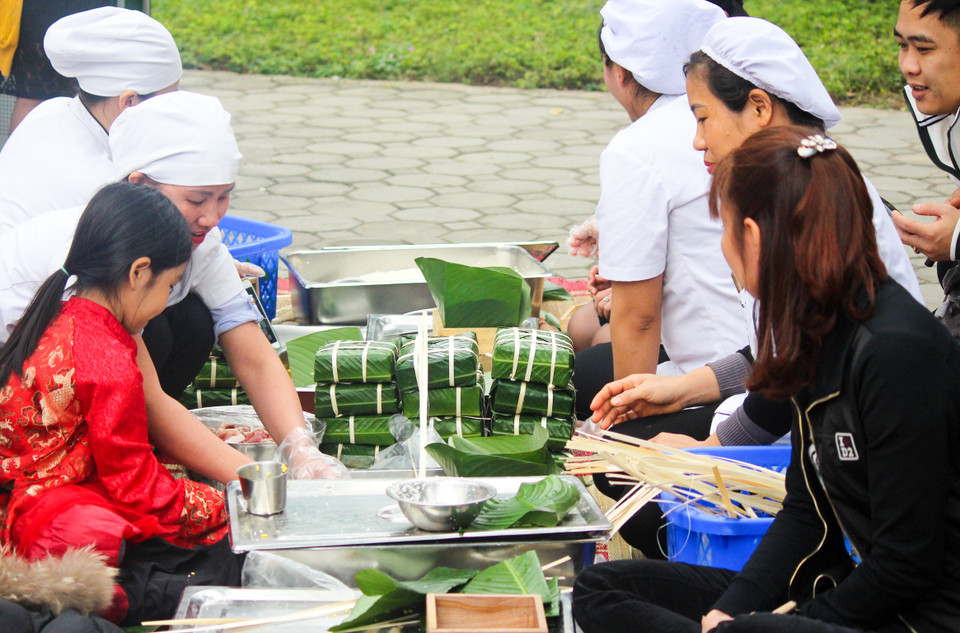 Học sinh sẽ được các cán bộ trong trường giảng giải về ý nghĩa và hướng dẫn cách gói bánh chưng. (Ảnh: PV/Vietnam+)
