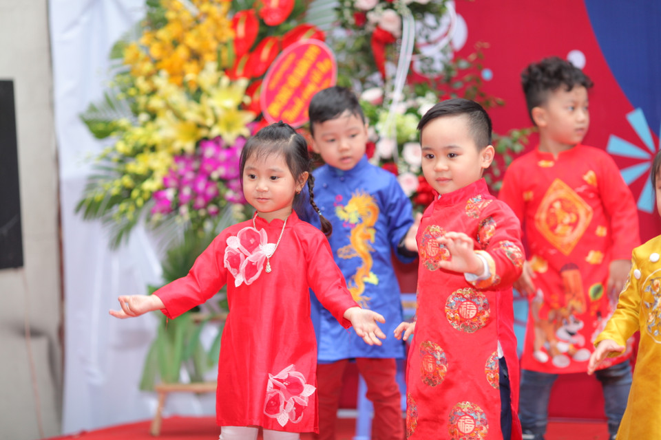 Không khí được khuấy động bởi các màn văn nghệ dễ thương. (Ảnh: PV/Vietnam+)