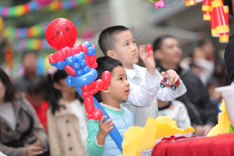 với đồ chơi trên tay (Ảnh: PV/Vietnam+)