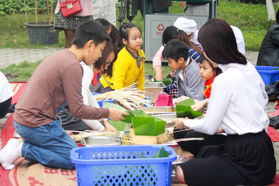 Để tạo hứng thú và giúp học sinh hiểu về phong tục, ý nghĩa của Tết cổ truyền, Trường Phổ thông Đoàn Thị Điểm Greenfield (Hà Nội) đã tổ chức cuộc thi gói bánh chưng. (Ảnh: PV/Vietnam+)