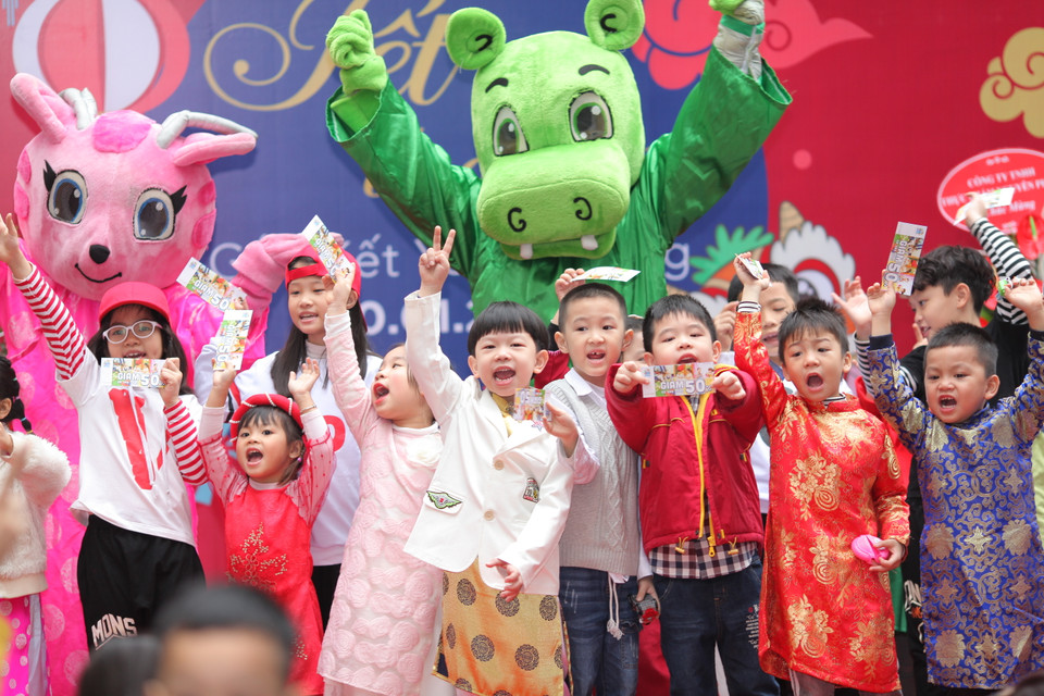 với phong bao lì xì, và đặc biệt là những nụ cười hồn nhiên con trẻ. (Ảnh: PV/Vietnam+)