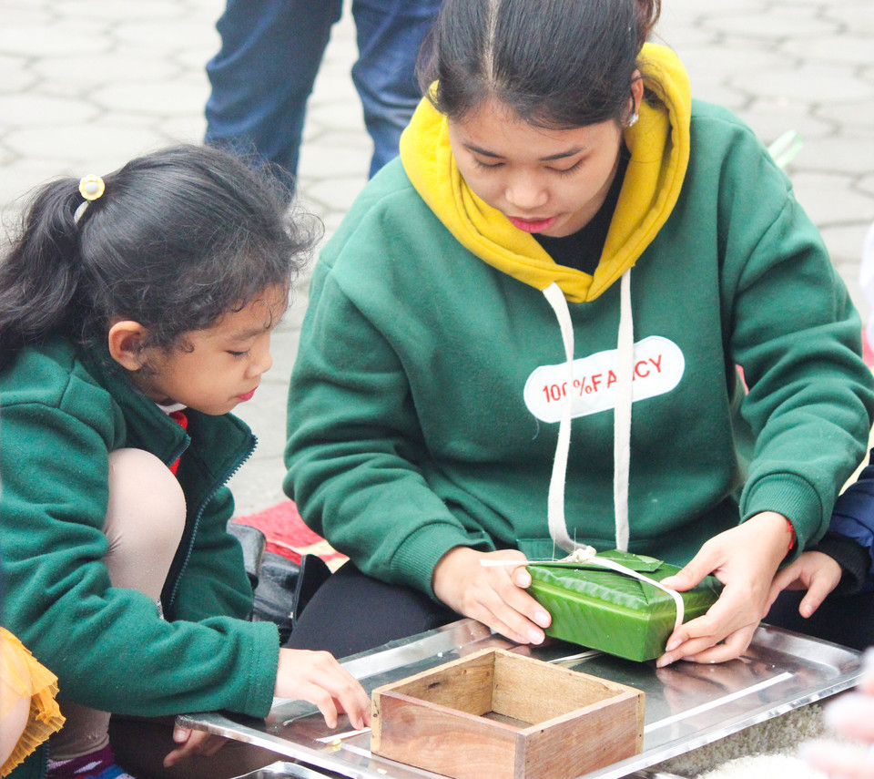 Học sinh sẽ được hướng dẫn tỷ mỷ từng công đoạn. (Ảnh: PV/Vietnam+)