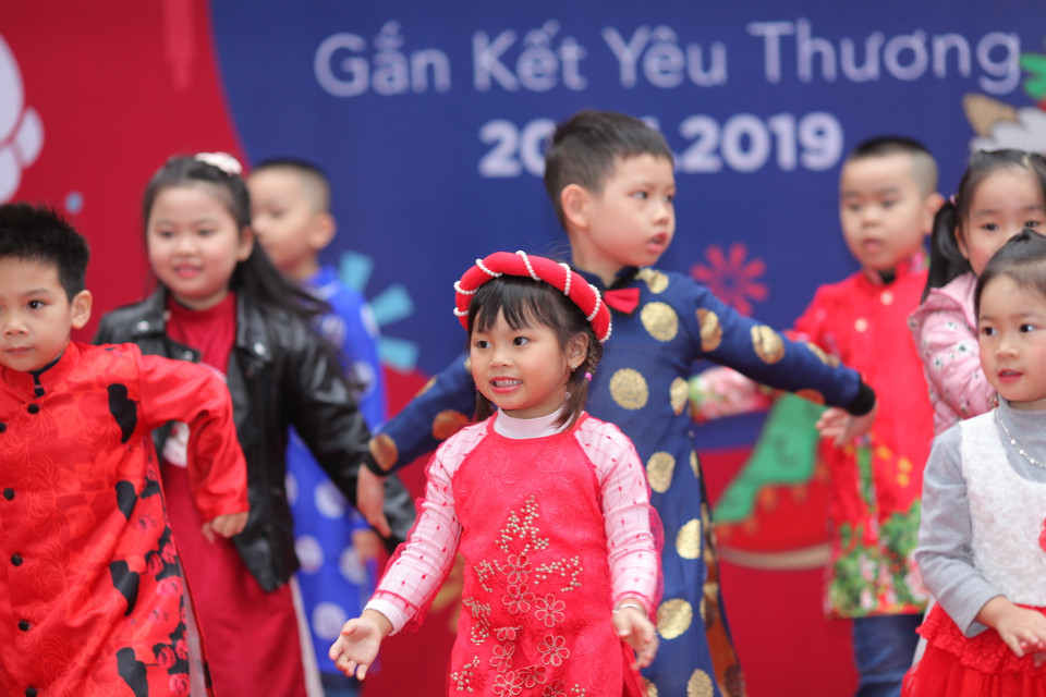 Không khí được khuấy động bởi các màn văn nghệ dễ thương. (Ảnh: PV/Vietnam+)